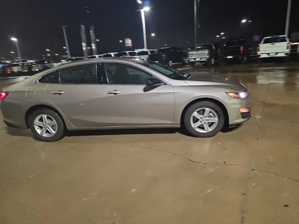 2023 Chevrolet Malibu photo 2