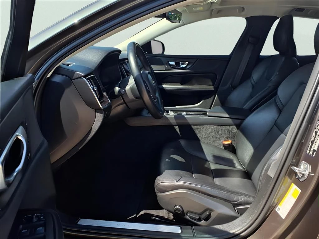 2021 Volvo - image 12