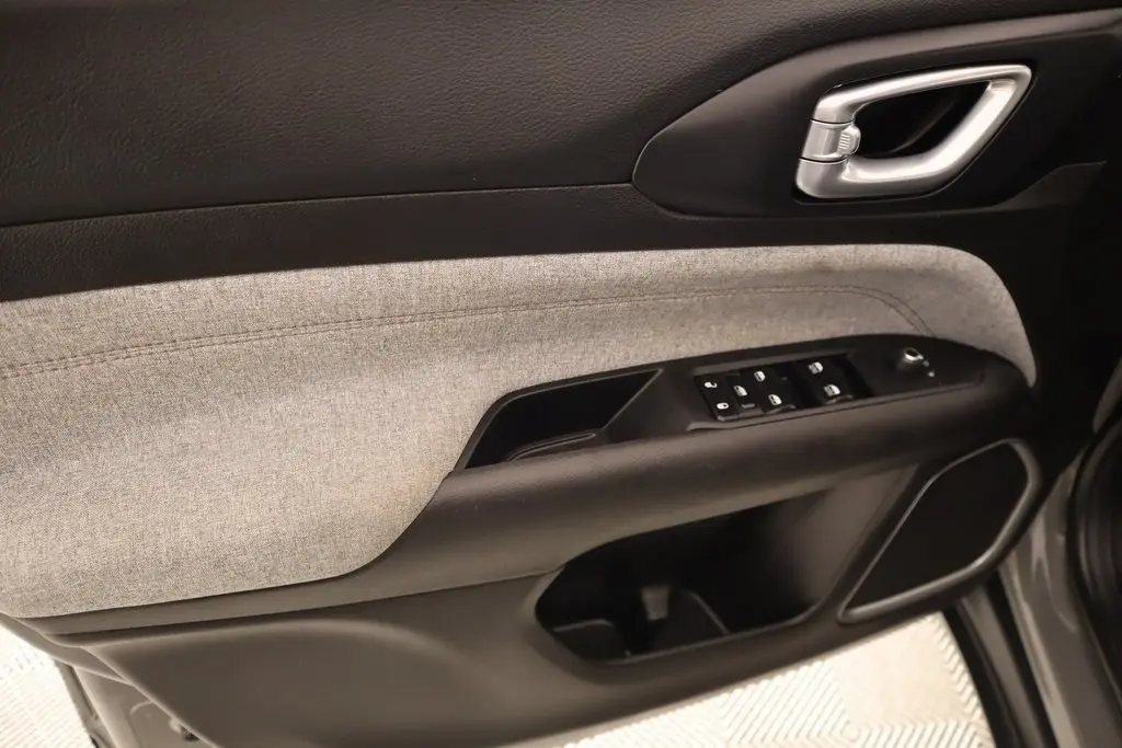 2024 Jeep Compass Latitude Lux photo 13