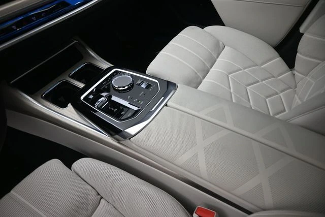 2025 BMW 7 Series 760i - Photo 31