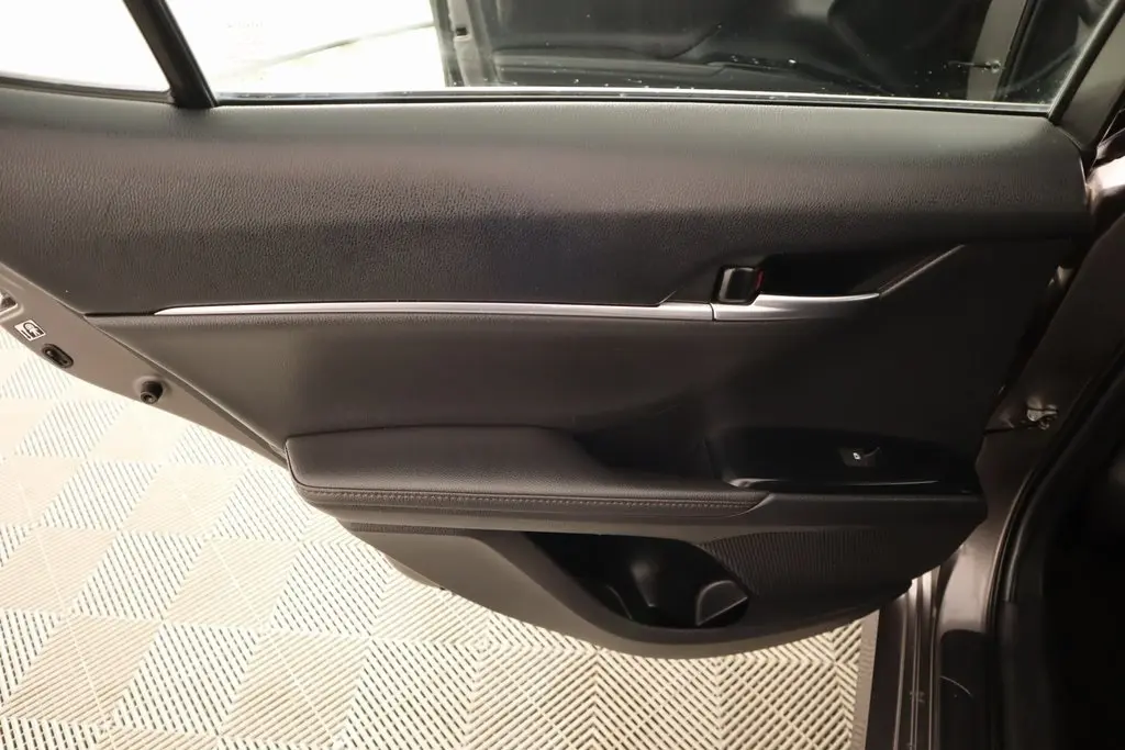 2019 Toyota Camry Hybrid LE photo 17