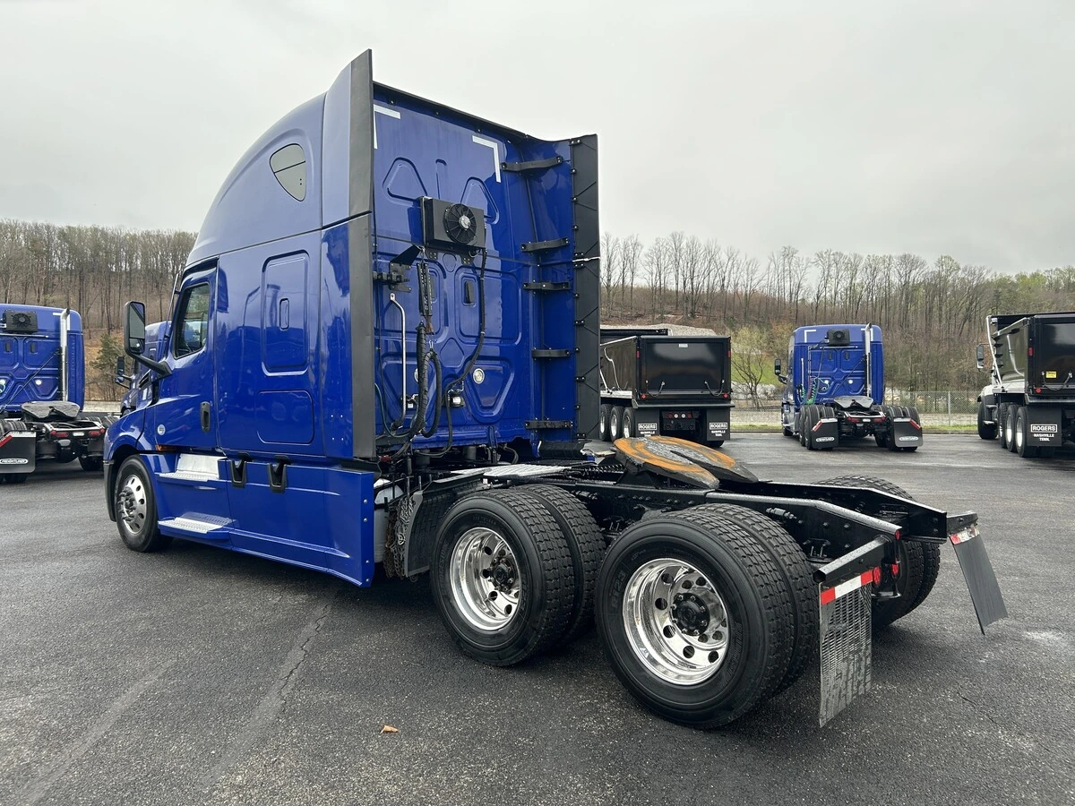 2022 Freightliner Cascadia - image 3