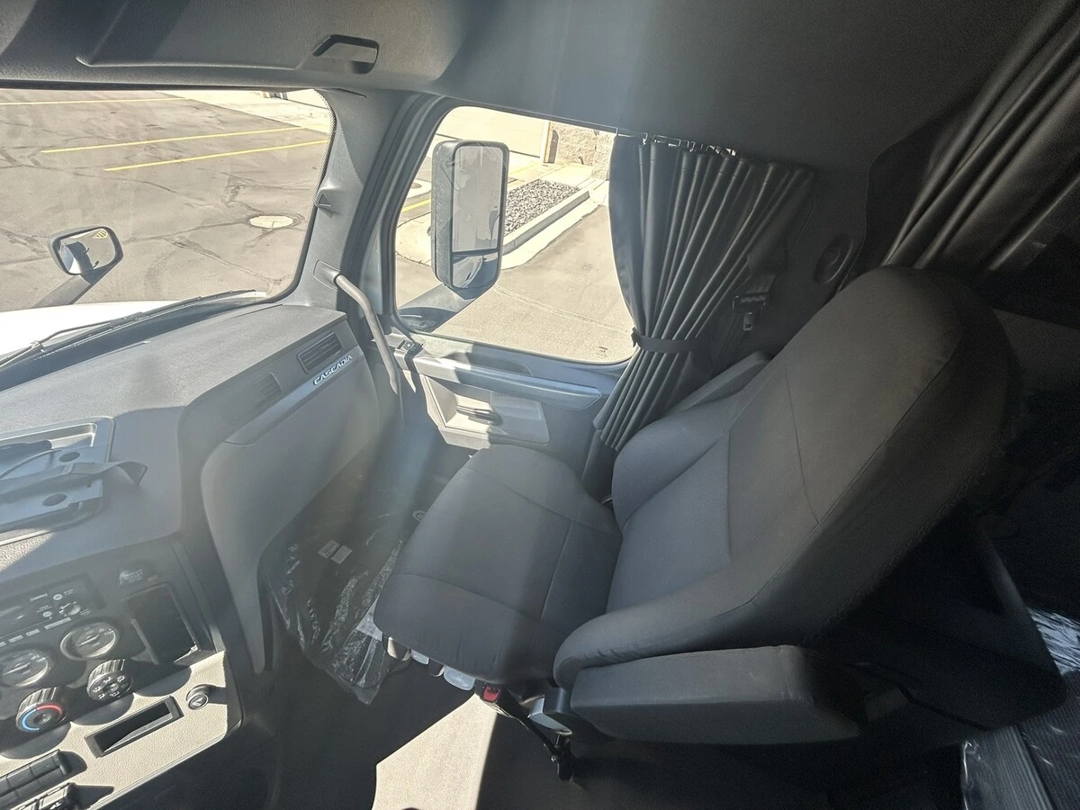 2022 Freightliner Cascadia - image 18