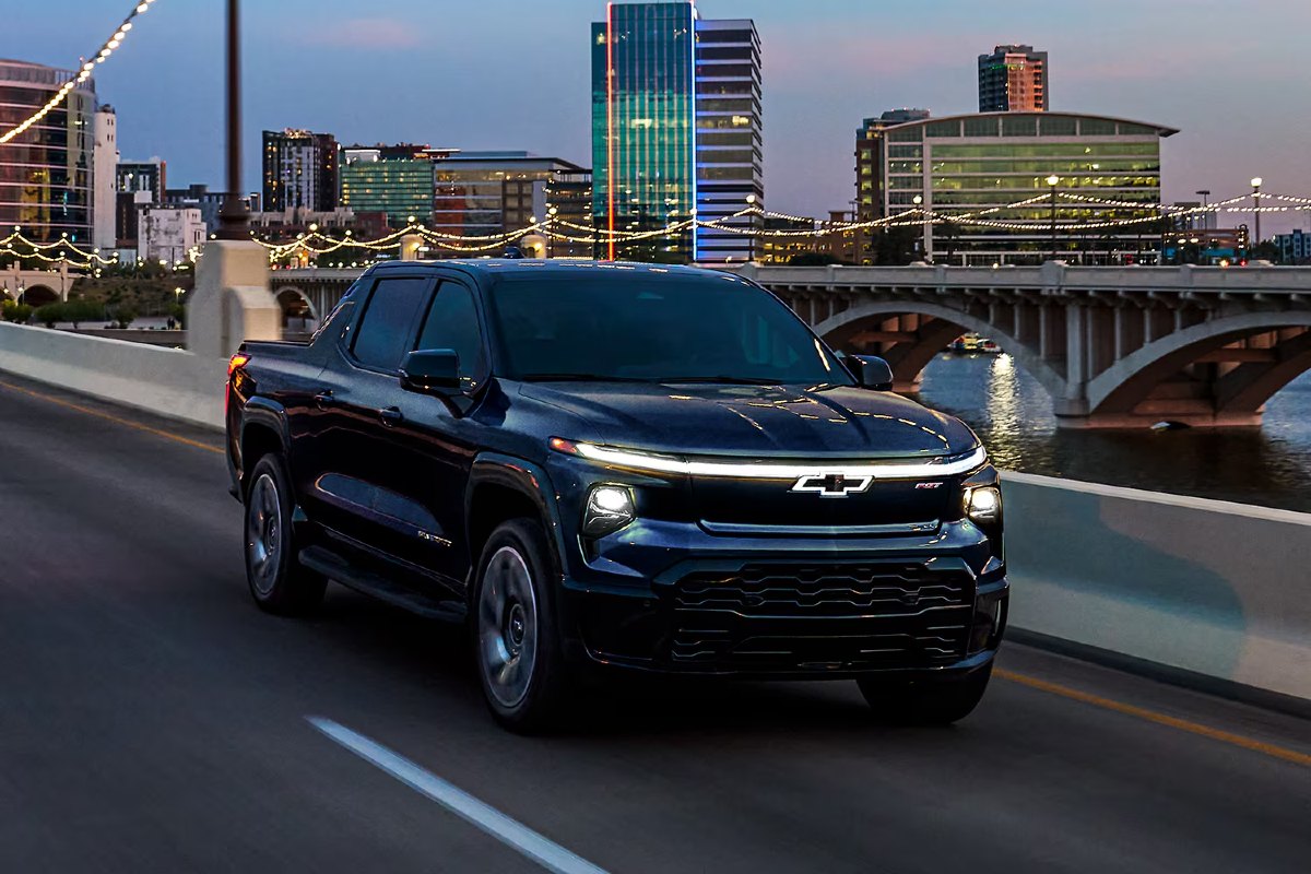 2025 Chevy Silverado EV Exterior Passenger Side Front Angle