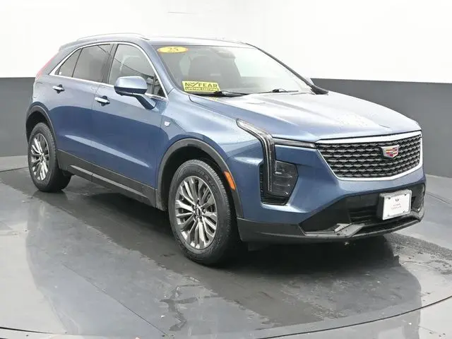 2025 Cadillac XT4 Premium Luxury photo 2