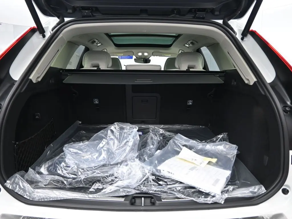 2026 Volvo - image 25