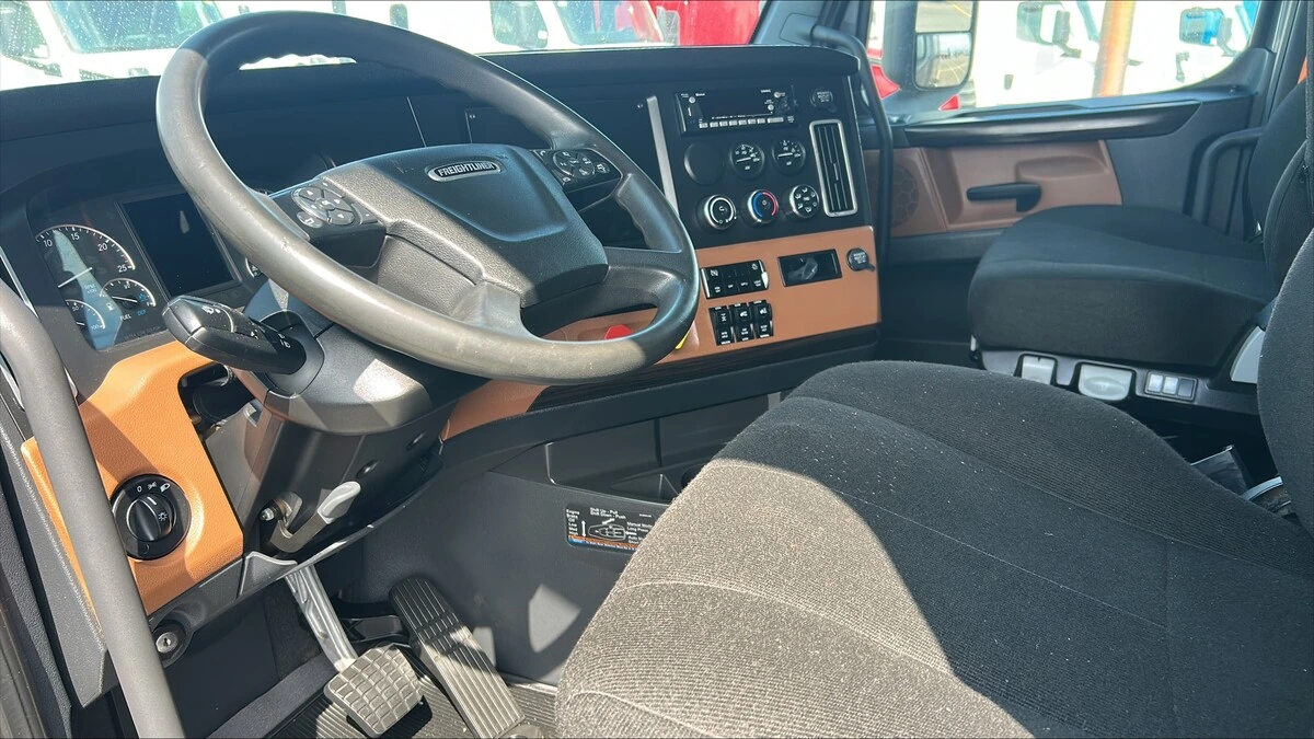 2022 Freightliner Cascadia — photo 2