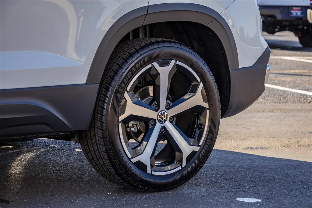 2025 Volkswagen Taos SEL photo 4