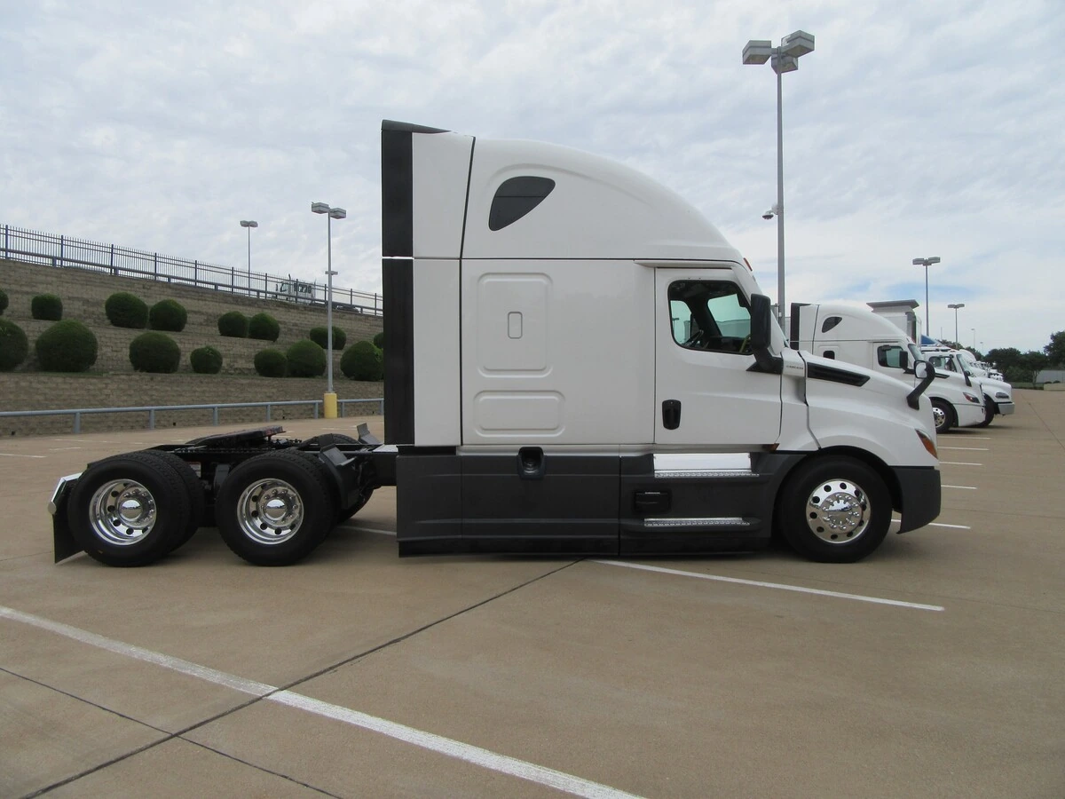 2025 Freightliner Cascadia — photo 5