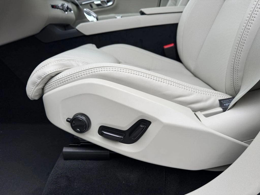 2026 Volvo - image 15