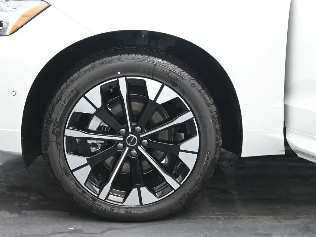 2026 Volvo - image 30