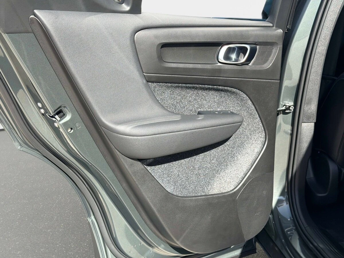 2026 Volvo - image 10