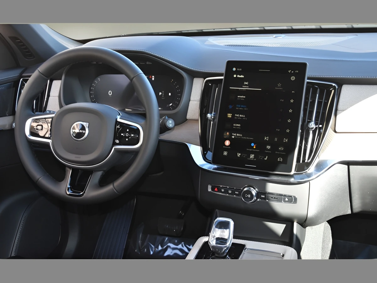 2026 Volvo XC90 Plus - Photo 17