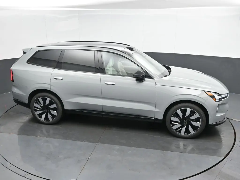 2025 Volvo - image 35