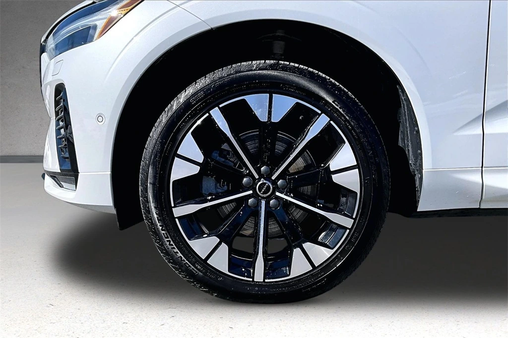 2026 Volvo - image 34