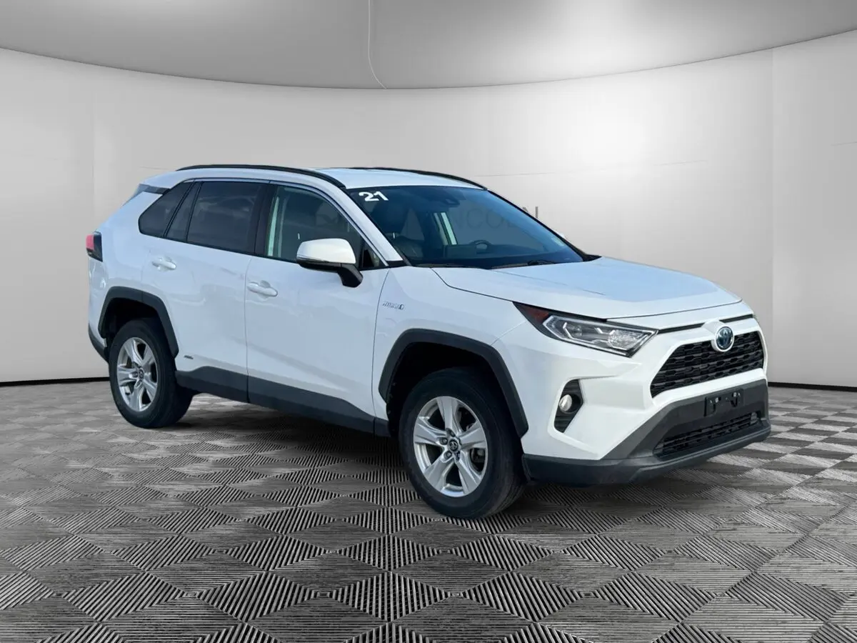 2021 Toyota RAV4 XLE's photo