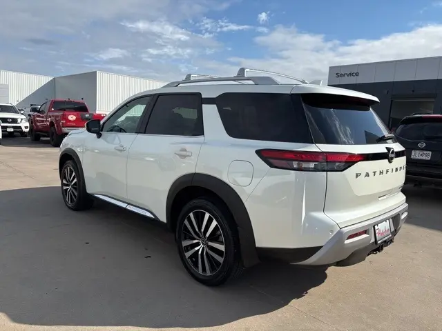 2023 Nissan Pathfinder Platinum photo 3