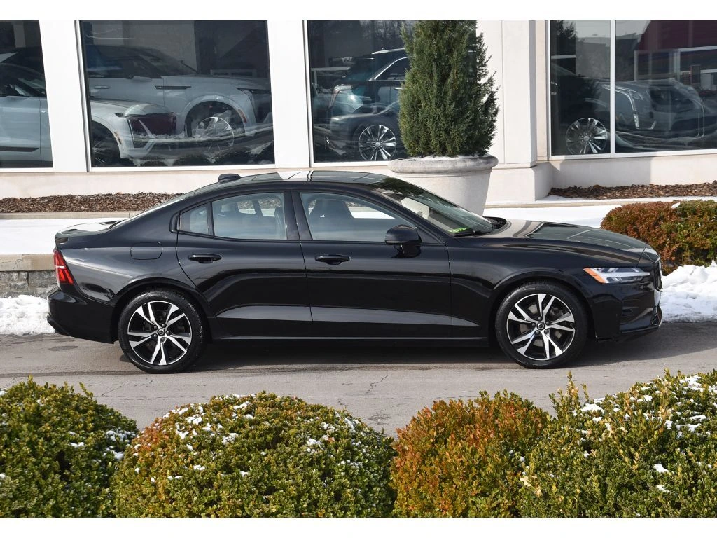 2023 Volvo - image 3