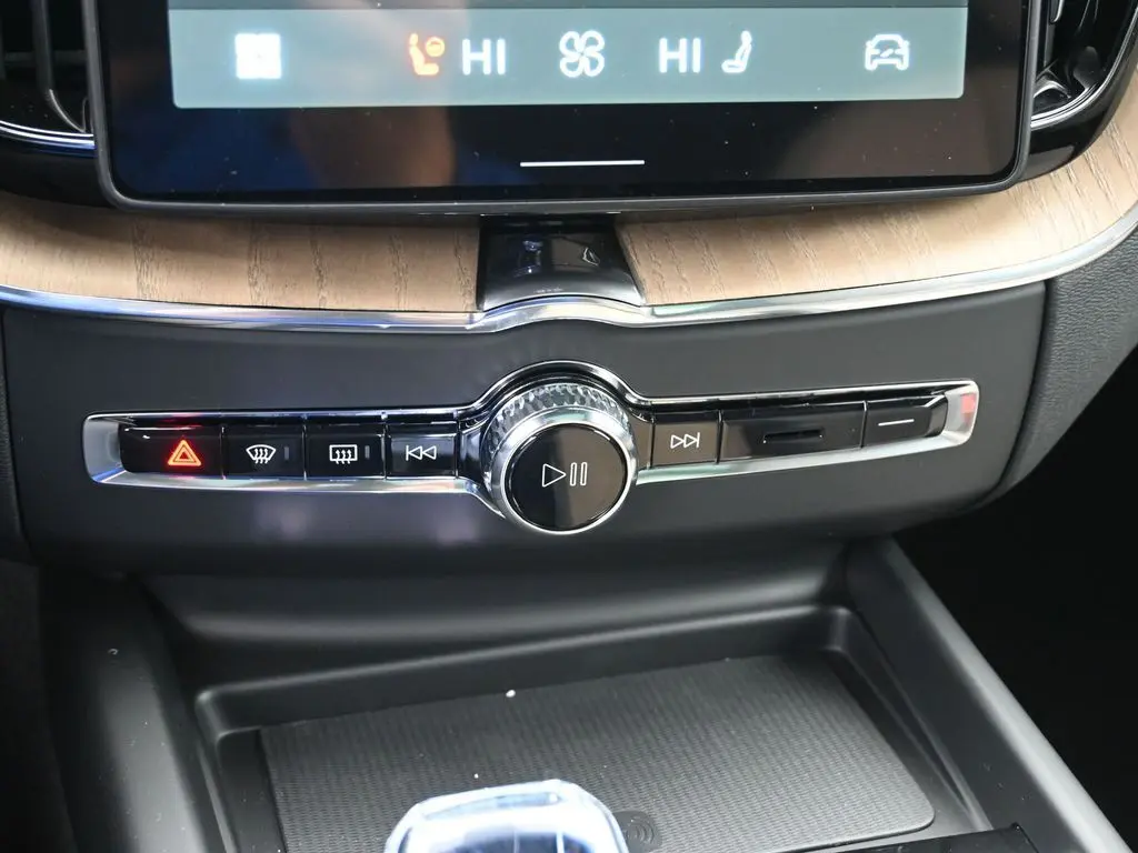 2026 Volvo - image 15