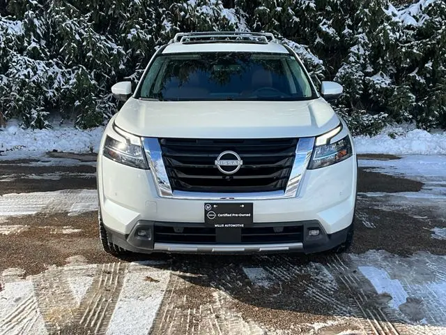 2023 Nissan Pathfinder Platinum photo 2