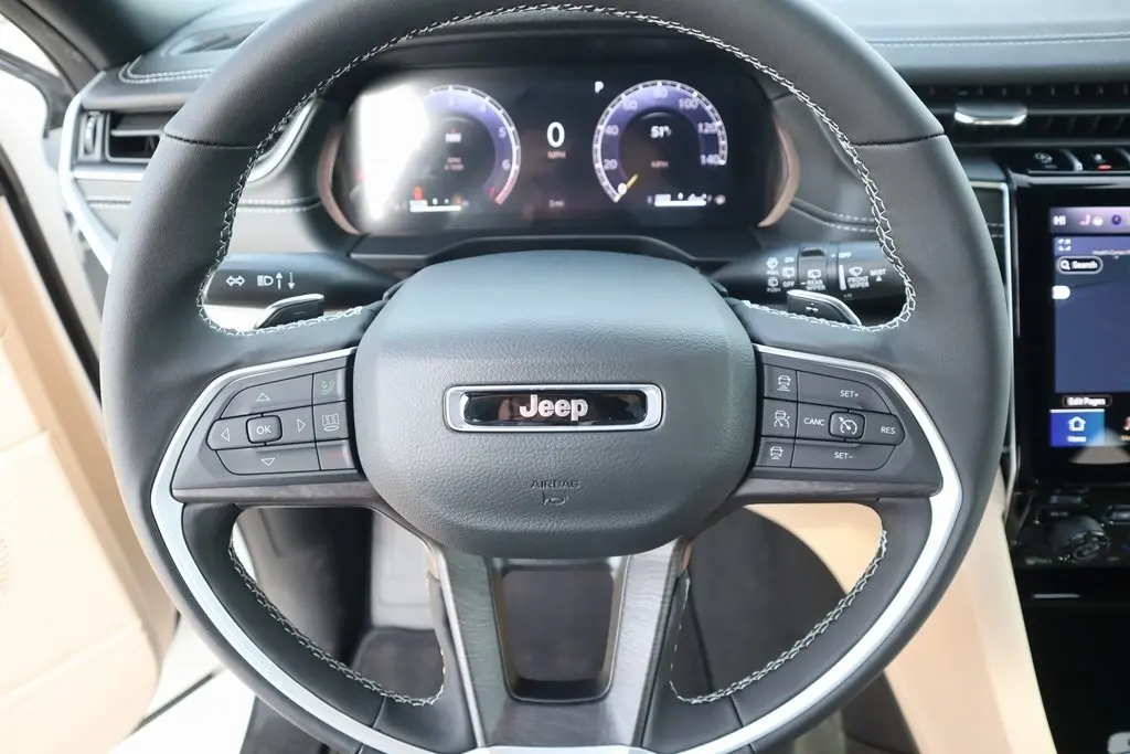 2025 Jeep Grand Cherokee Limited photo 3