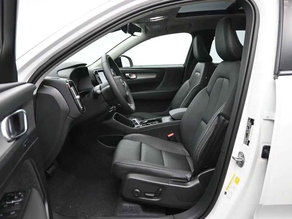 2025 Volvo - image 21