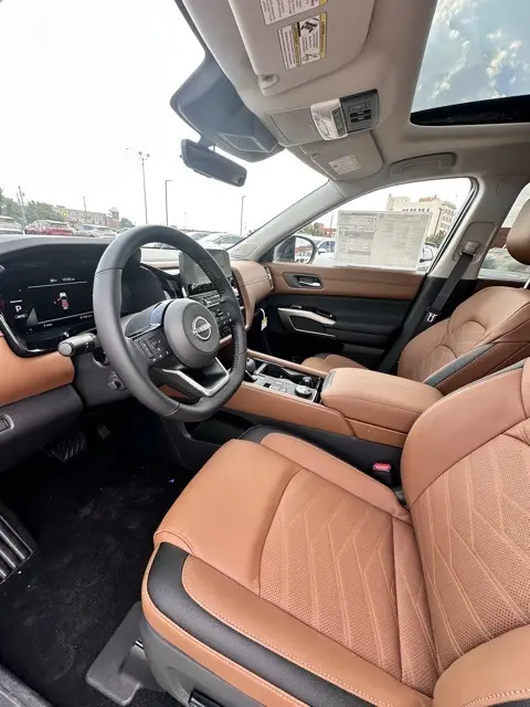 2025 Nissan Pathfinder Platinum photo 18