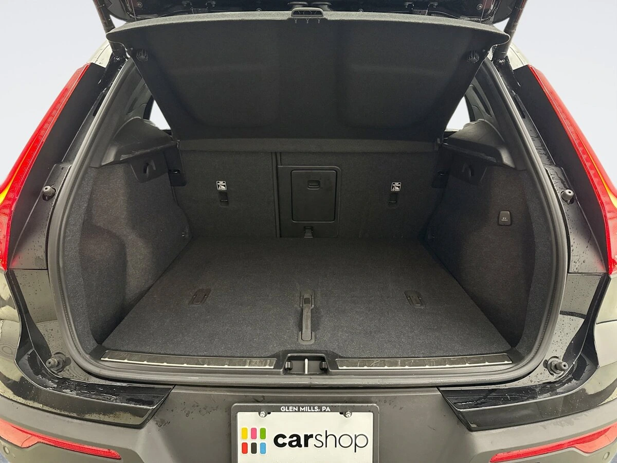 2025 Volvo - image 20