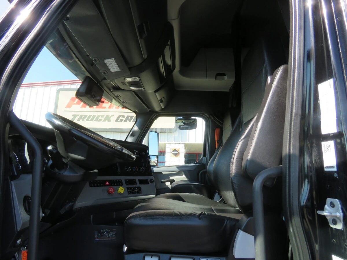 2022 Freightliner Cascadia - image 14