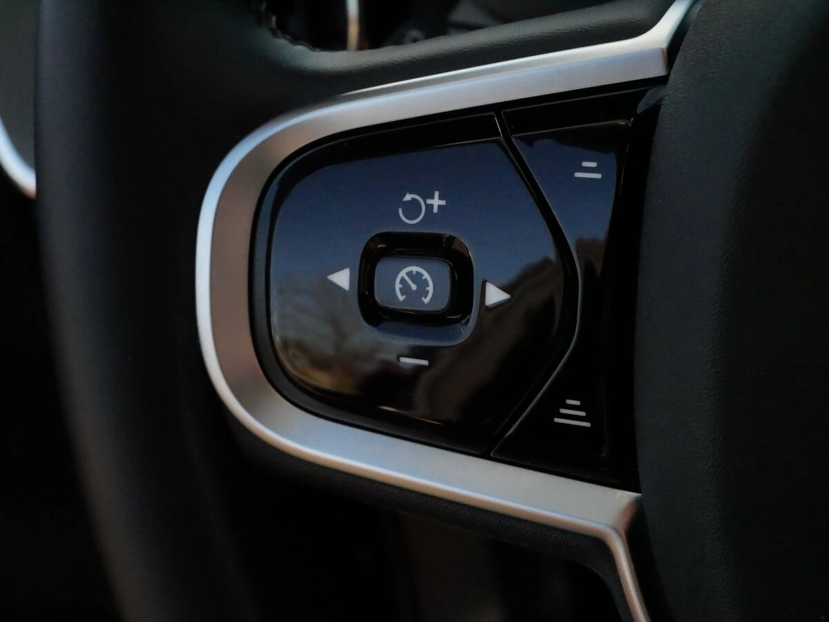 2025 Volvo - image 25