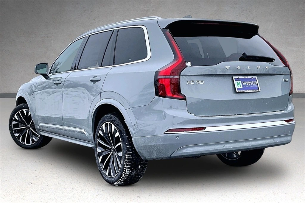 2026 Volvo - image 3