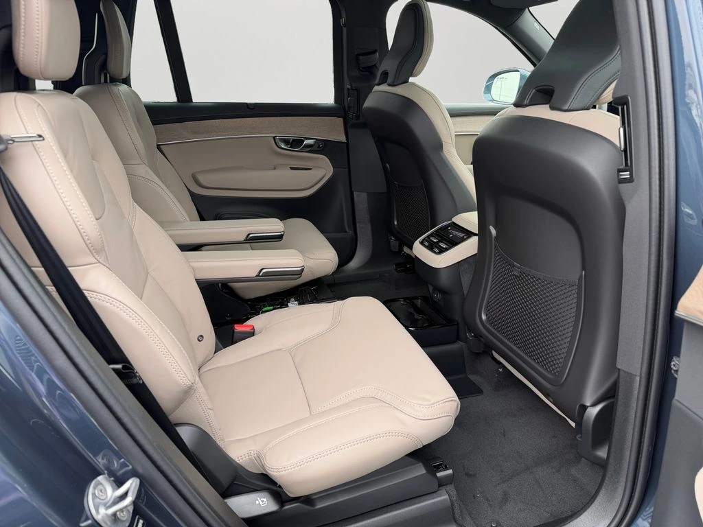 2026 Volvo - image 7