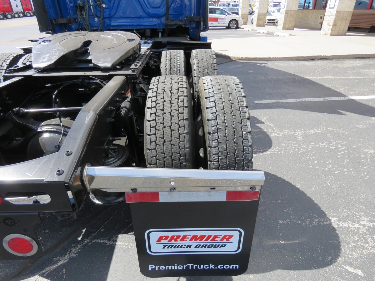 2022 Freightliner Cascadia - image 6