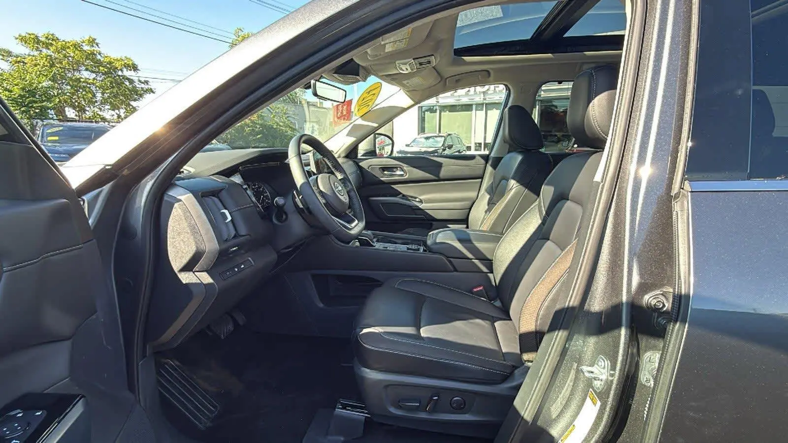 2024 Nissan Pathfinder SL photo 16