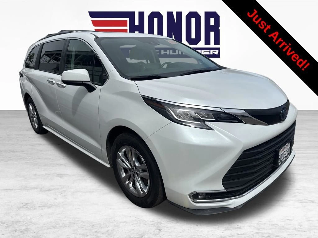 2022 Toyota Sienna XLE 7-Passenger Hybrid FWD's photo
