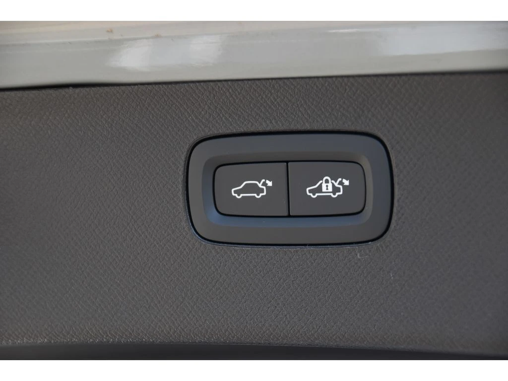 2026 Volvo - image 24