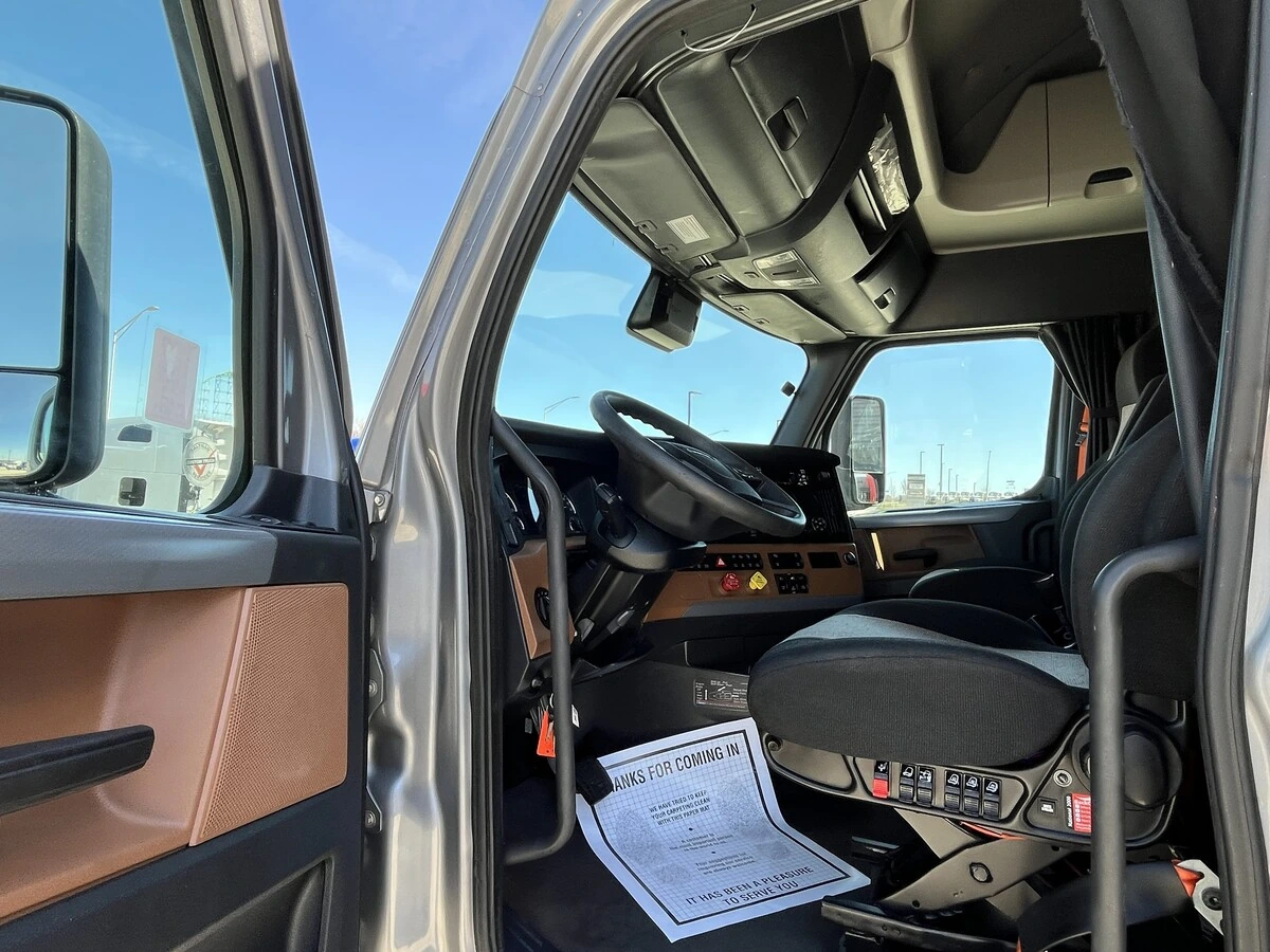 2022 Freightliner Cascadia - image 18