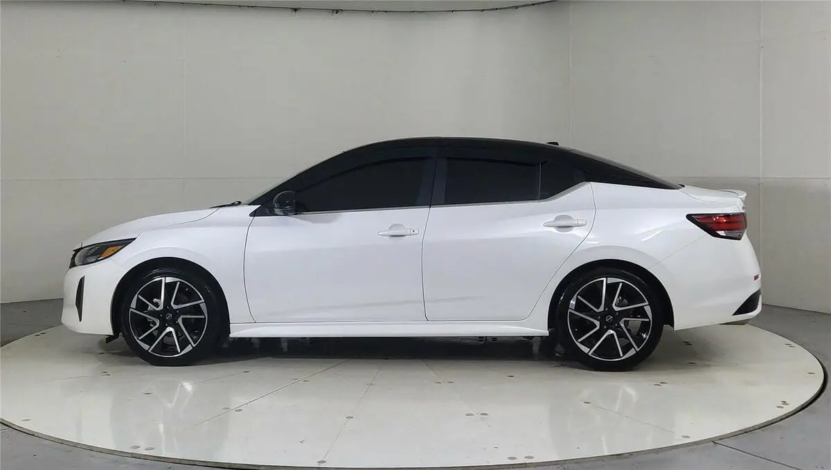 2025 Nissan Sentra SR photo 4