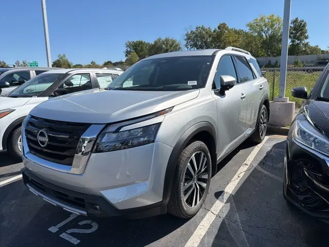 2025 Nissan Pathfinder Platinum photo 2