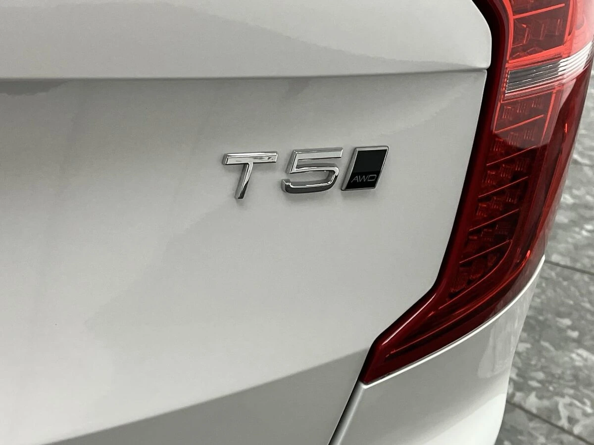 2022 Volvo - image 34