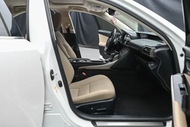 2019 Lexus IS 300 photo 15