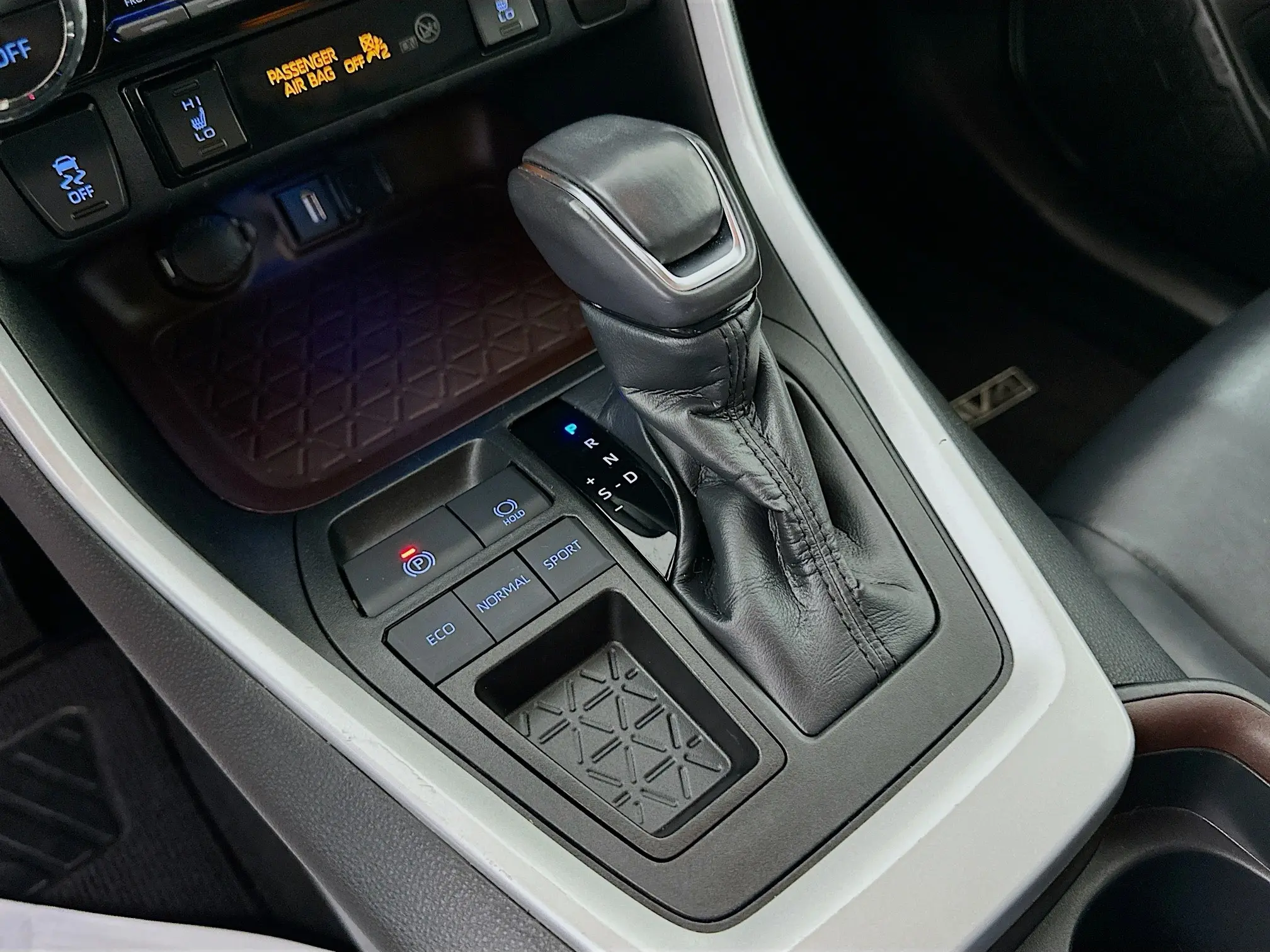 2020 Toyota RAV4 Limited photo 29