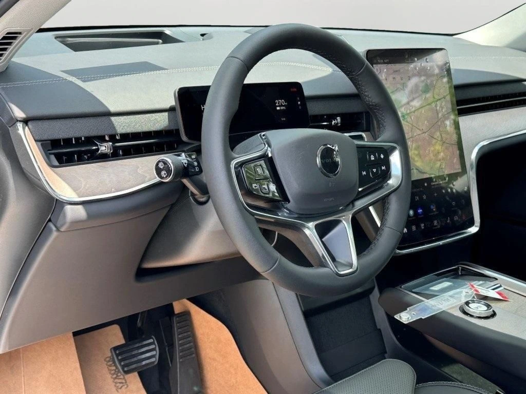 2025 Volvo - image 17