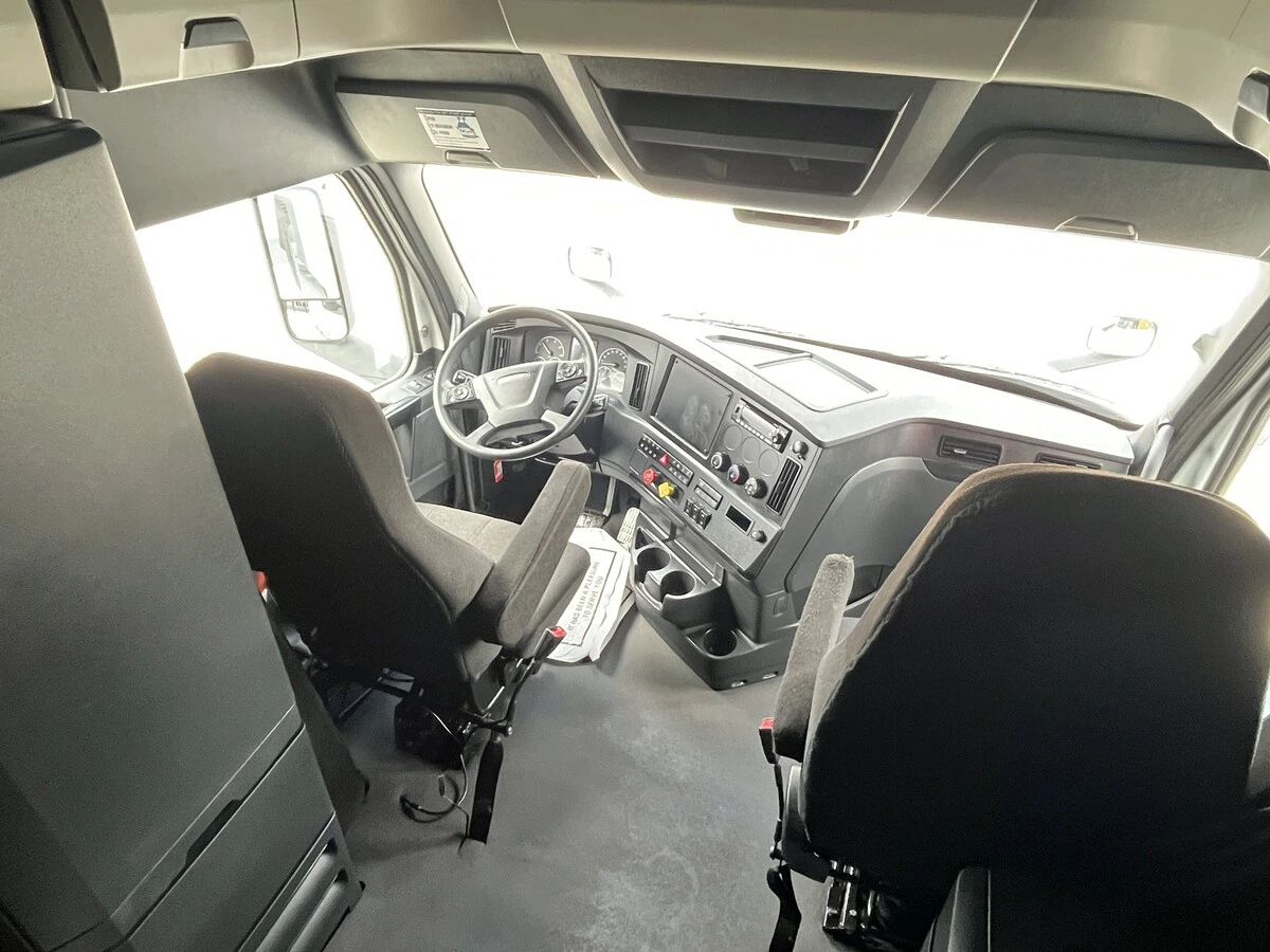 2023 Freightliner Cascadia - image 37