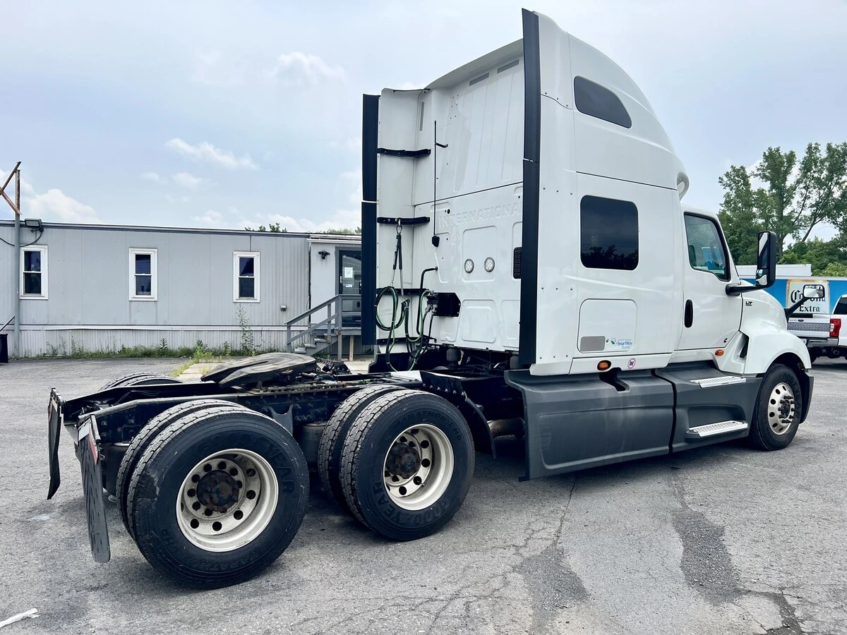 2022 International LT - image 3