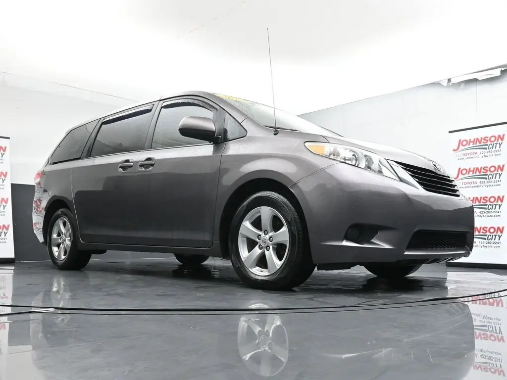 2014 Toyota Sienna LE photo 39