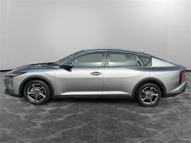 2025 Kia K4 LXS photo 2