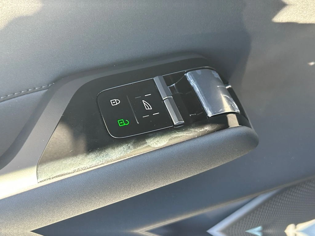 2025 Volvo - image 13