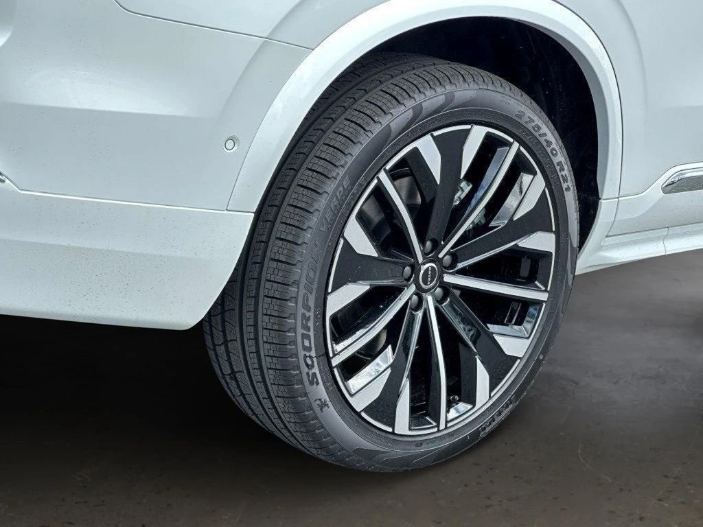 2025 Volvo - image 8