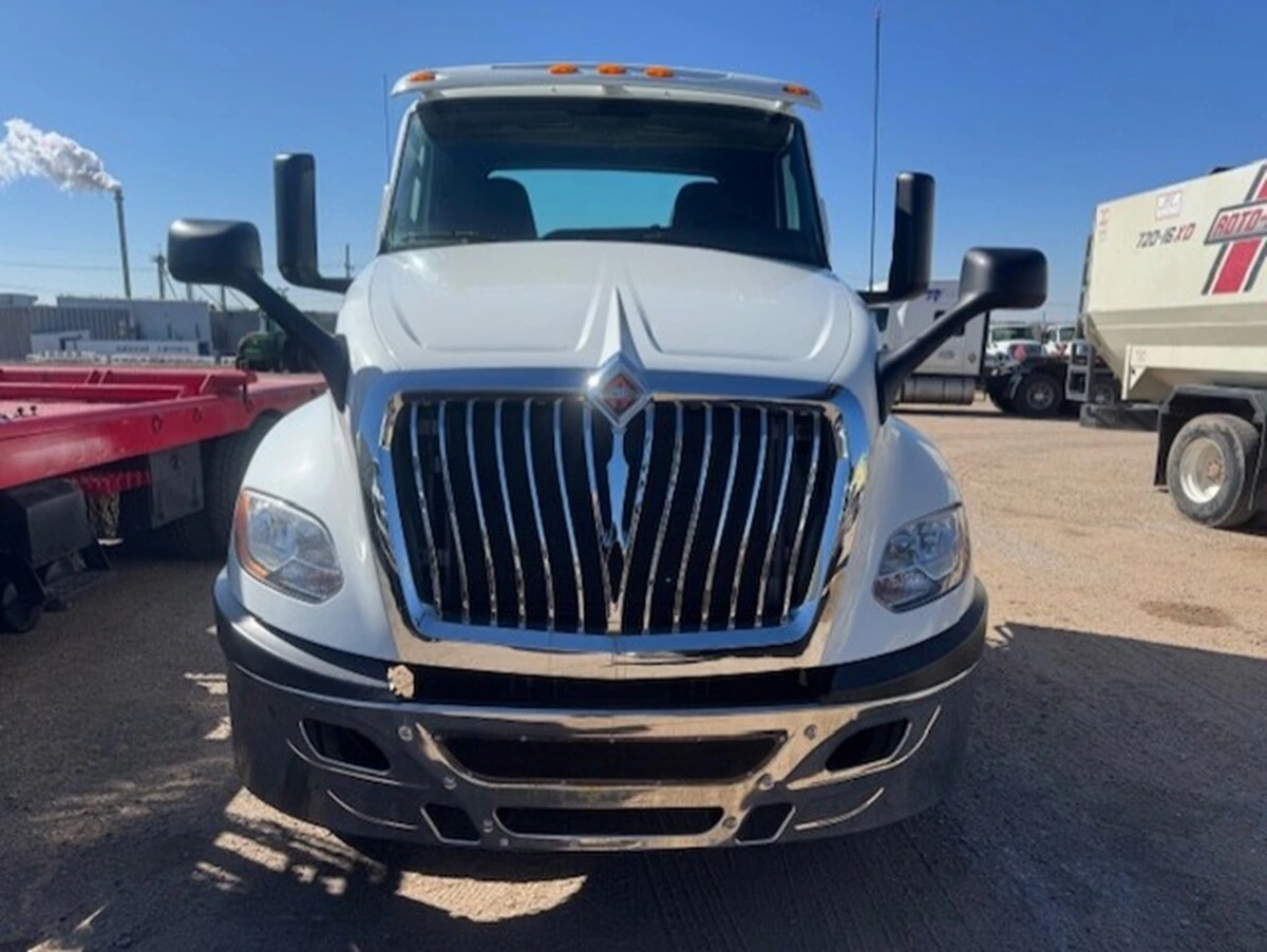 2018 International LT - image 2